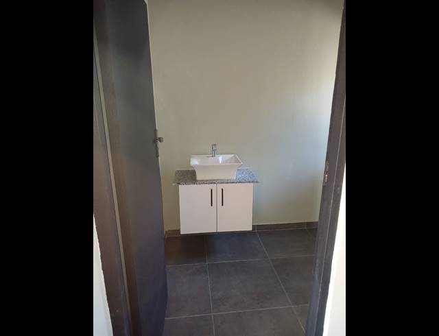 2 BEDROOM APARTMENT TO LET IN ESSENWOOD